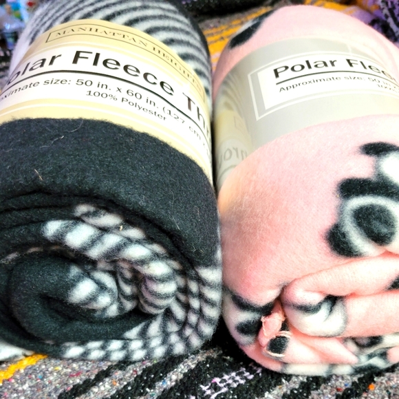 NWT lot of 2 polar fleece throws 50×60 pink/panda bl/wh buffalo plaid - Picture 3 of 5